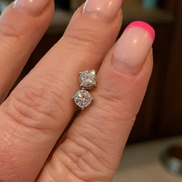 Beautiful 1 cttw Moissanite earrings - Picture 1 of 7